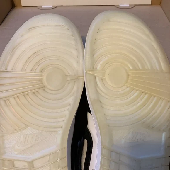 Selling Air Jordan 1 Mid SE ‘Diamond’. Size 8.5 Good condition Semi New. - Picture 4 of 11